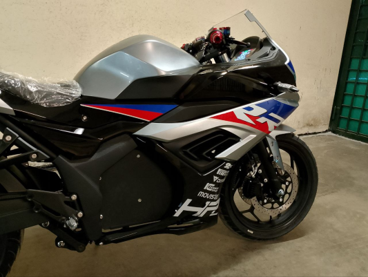 Электромотоцикл BMW RR rest